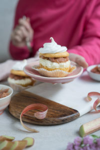 Rhabarber-Cupcake mit Baiser