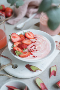 Das Rhabarber-Curd passt super zu Joghurt!