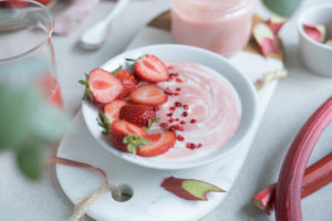 Rhabarber-Curd mit Joghurt und Erdbeeren