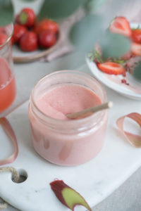 Rhabarber-Curd schmeckt unheimlich cremig!