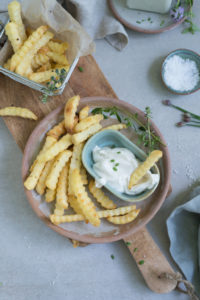 Pommes mit veganer Mayonnaise