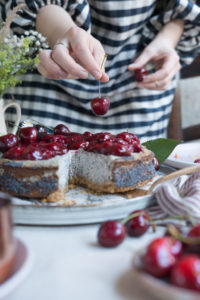 Cheesecake mit Mohn und Kirschen