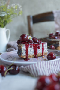 Mohn-Cheesecake mit heißen Kirschen