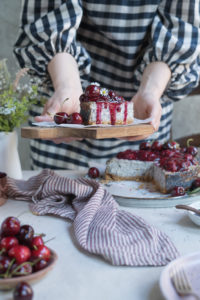 Cheesecake mit Mohn und Kirschen