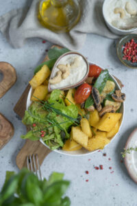 Bowl mit Polenta-Ecken und Cashew-Dip