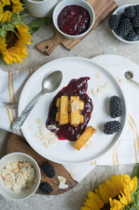 süße Polenta-Schnitten mit Fruchtsoße