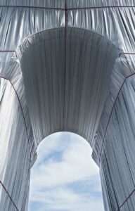 Arc de Triomphe, Wrapped von unten