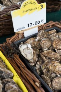 frische Austern auf Wochenmarkt, Paris