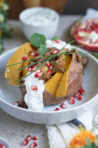 gefüllte Süßkartoffel mit Granatapfelkernen