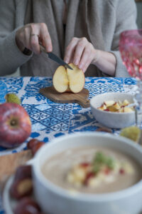 Apfel schneiden - als Suppeneinlage