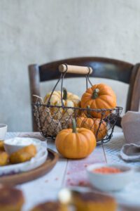 orangefarbene Zierkürbisse