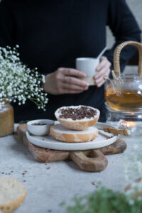 glutenfreies Brötchen mit Schokostreuseln