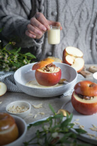 Bratapfel mit Vanillesoße und Nüssen