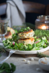 Kaspressknödel auf Salat