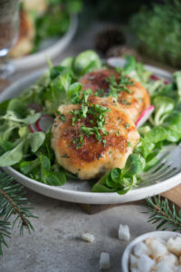Kaspressknödel auf Salat