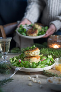 Kaspressknödel passen super zu Salat!