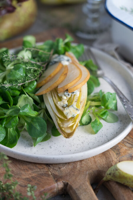 gebackener Chicorée mit Birne &amp; Roquefort - www.glutenfreiumdiewelt.de