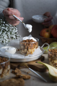 Crumble mit einem Klecks Joghurt