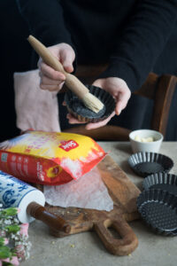 Einfetten der Tartelette-Förmchen