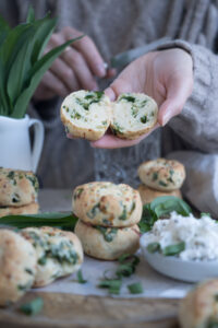 aufgeschnittene Bärlauchscones