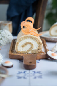 Biskuitrolle aus Karottenkuchen