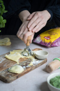 Ausstechen von Ravioli, glutenfrei