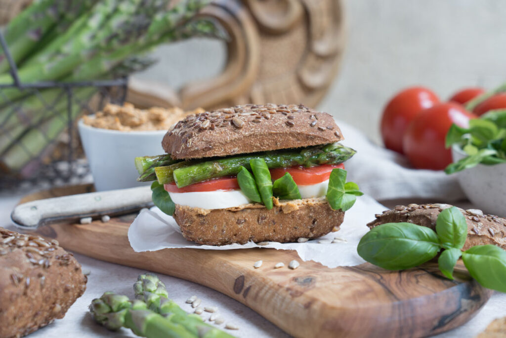 Caprese Sandwich mit Mehrkornbrötchen - www.glutenfreiumdiewelt.de