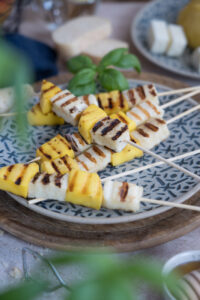 Mango-Grillkäse-Spieße