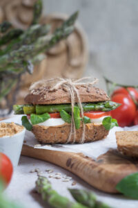 Caprese Sandwich mit Spargel, glutenfrei