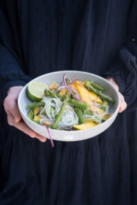 Spargelsalat mit Mango und Glasnudeln