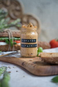 Tomatenaufstrich mit Sonnenblumenkernen