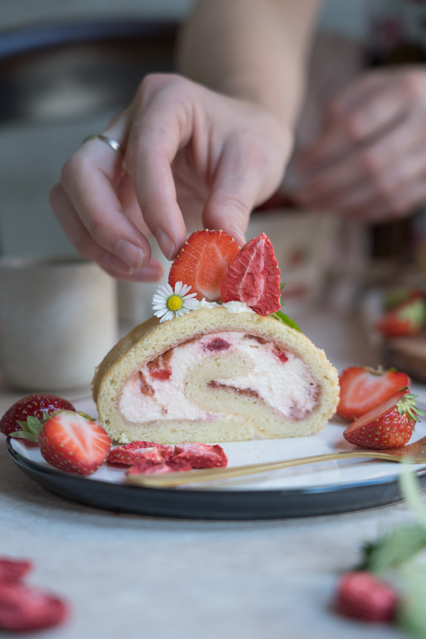 PErfekt für den Sommer: Erdbeer-Biskuitrolle