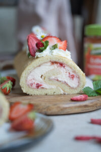 Erdbeerrolle mit Erdbeerkonfitüre
