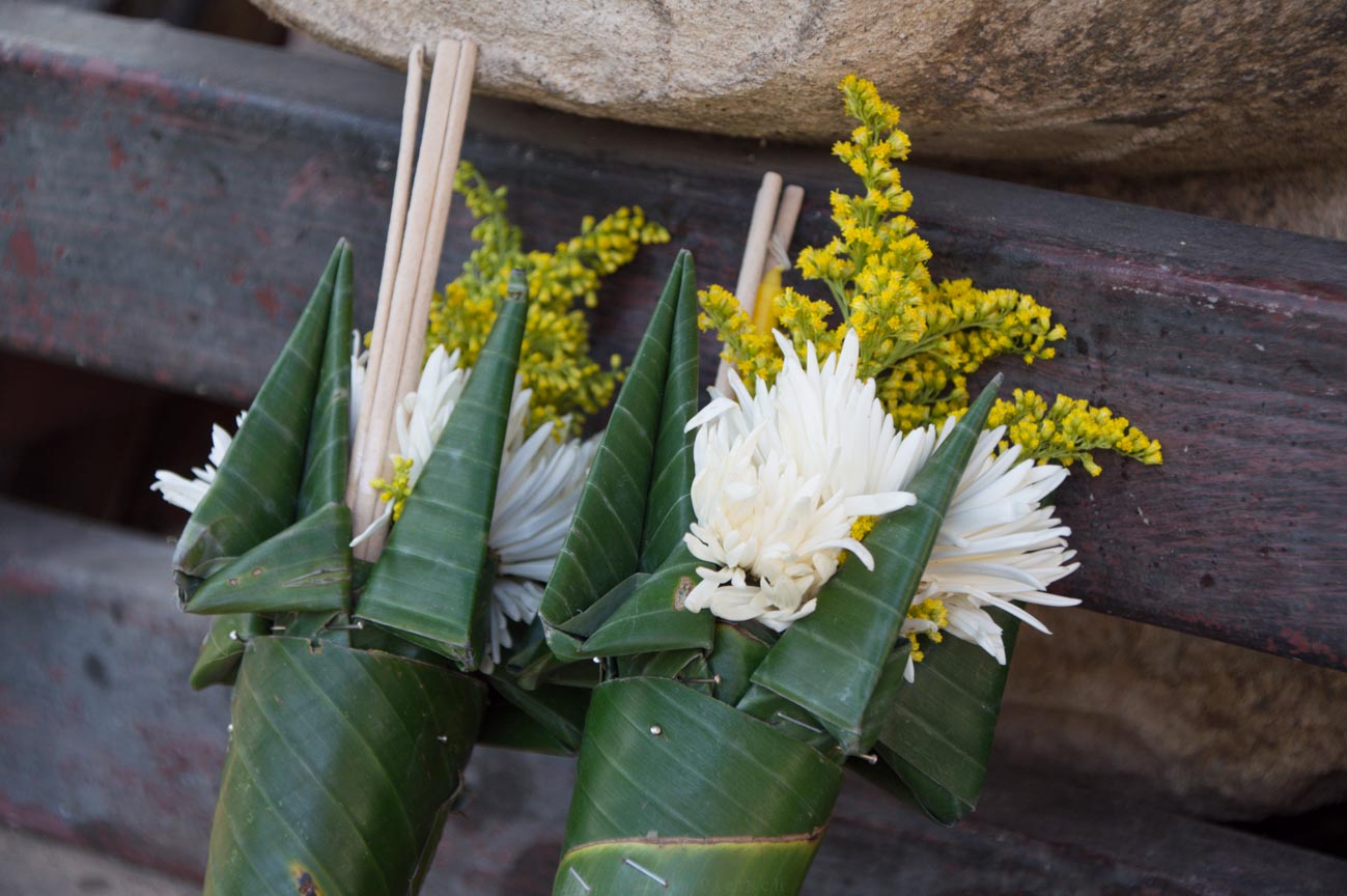 Opfergaben vor Tempel in Chiang Mai