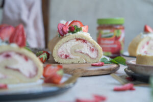 Erdbeer-Biskuitrolle