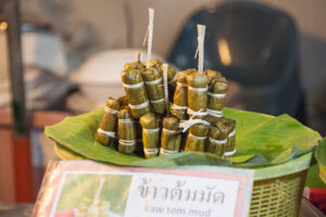 kaw tim mud - thailändische Reisdesserts mit Banane