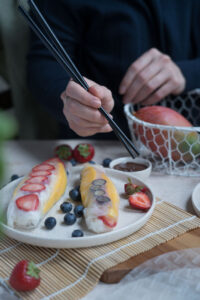 süße Sommerrollen mit Essstäbchen