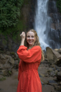Portrait an GitGit Wasserfall, Bali