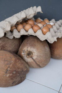 Kokosnüsse und Eier