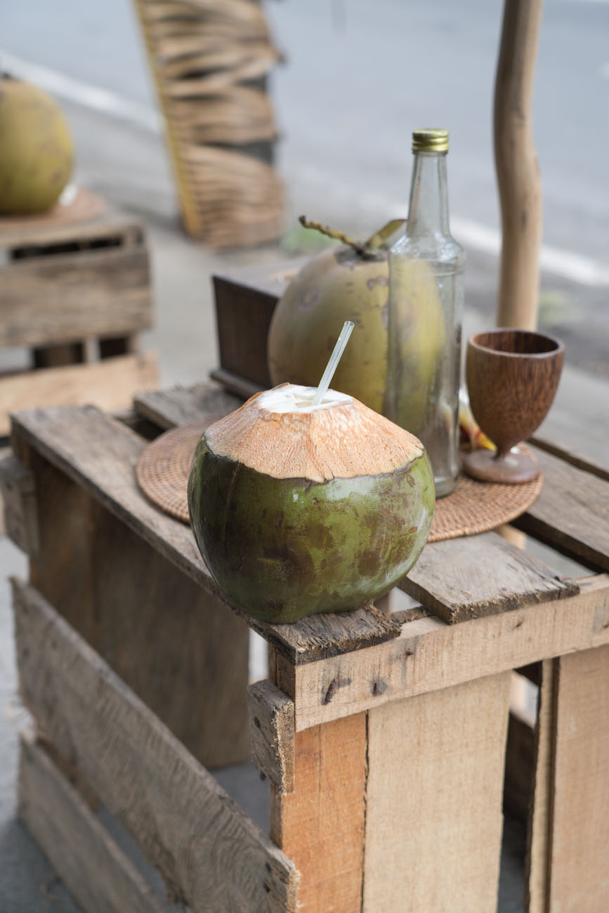 Kokosnuss am Straßenrand