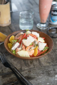 Salat mit Obst und Garnelen