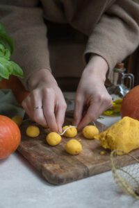 Formen der Kürbis-Gnocchi