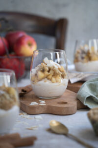 Schichtdessert mit Bratapfel und Crumble
