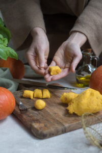 Zubereitung von Kürbis-Gnocchi