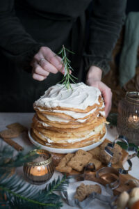 weihnachtliche Crêpes-Torte mit Amaretto