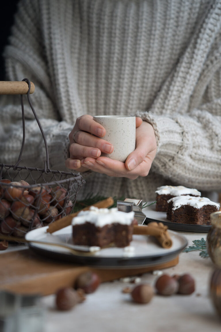 Kaffeetafel_mit_Kaffeebecher_in_der_Hand - glutenfreiumdiewelt.de