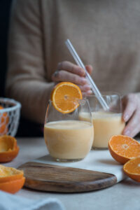 Lassi mit Mandarine und Kokosmilch
