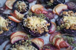 überbackener Rotkohl mit Käse und Nüssen