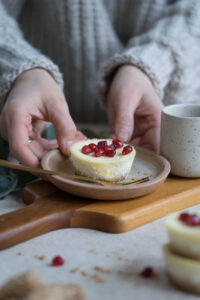 Cheesecake-Muffin mit Granatapfelkernen