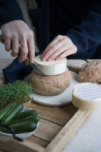 Zubereitung des gefüllten Brotlaibs